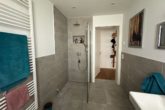 Bodengleiche Dusche - Moderne 2-Zimmer-Wohnung mit Terrasse, Einbauküche und Carport-Stellplatz zu vermieten