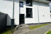 Hauseingang - Moderne 2-Zimmer-Wohnung mit Terrasse, Einbauküche und Carport-Stellplatz zu vermieten