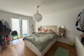 Geräumiges Schlafzimmer - Moderne 2-Zimmer-Wohnung mit Terrasse, Einbauküche und Carport-Stellplatz zu vermieten