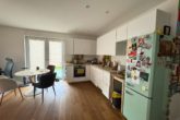 Küche und Essbereich - Moderne 2-Zimmer-Wohnung mit Terrasse, Einbauküche und Carport-Stellplatz zu vermieten
