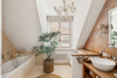 Vollbad mit Dusche und Badewanne - Charmantes Dachgeschoss mit Galerie
