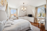Schlafzimmer mit Einbauschränken - Charmantes Dachgeschoss mit Galerie