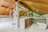 Großes Badezimmer