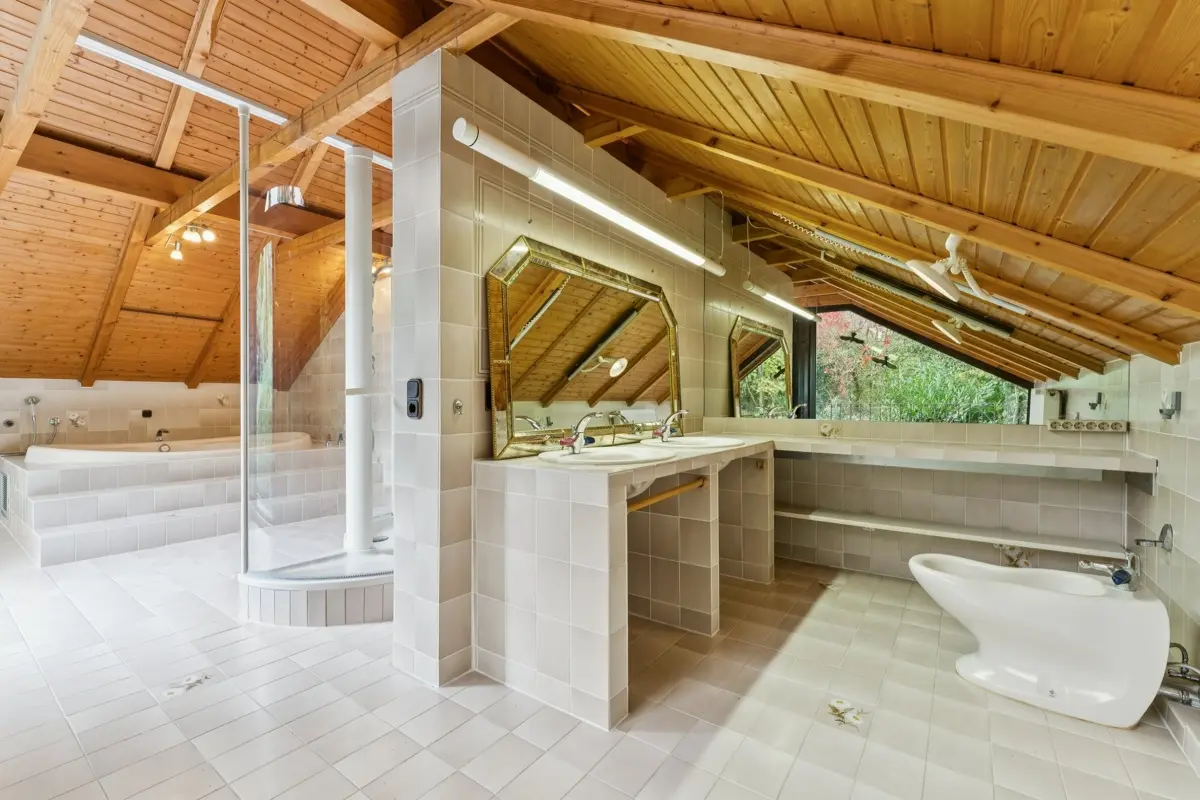 Großes Badezimmer