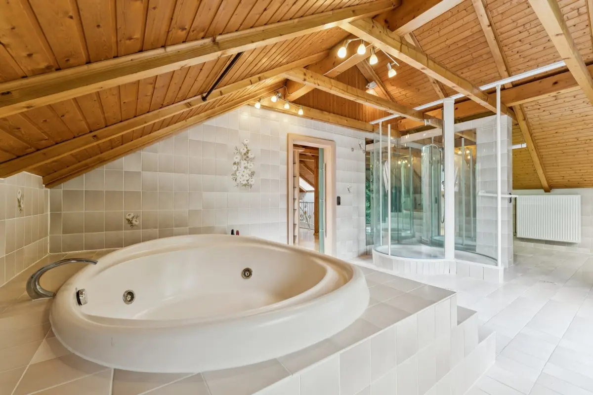 Wanne, Dusche, Doppelwaschtisch