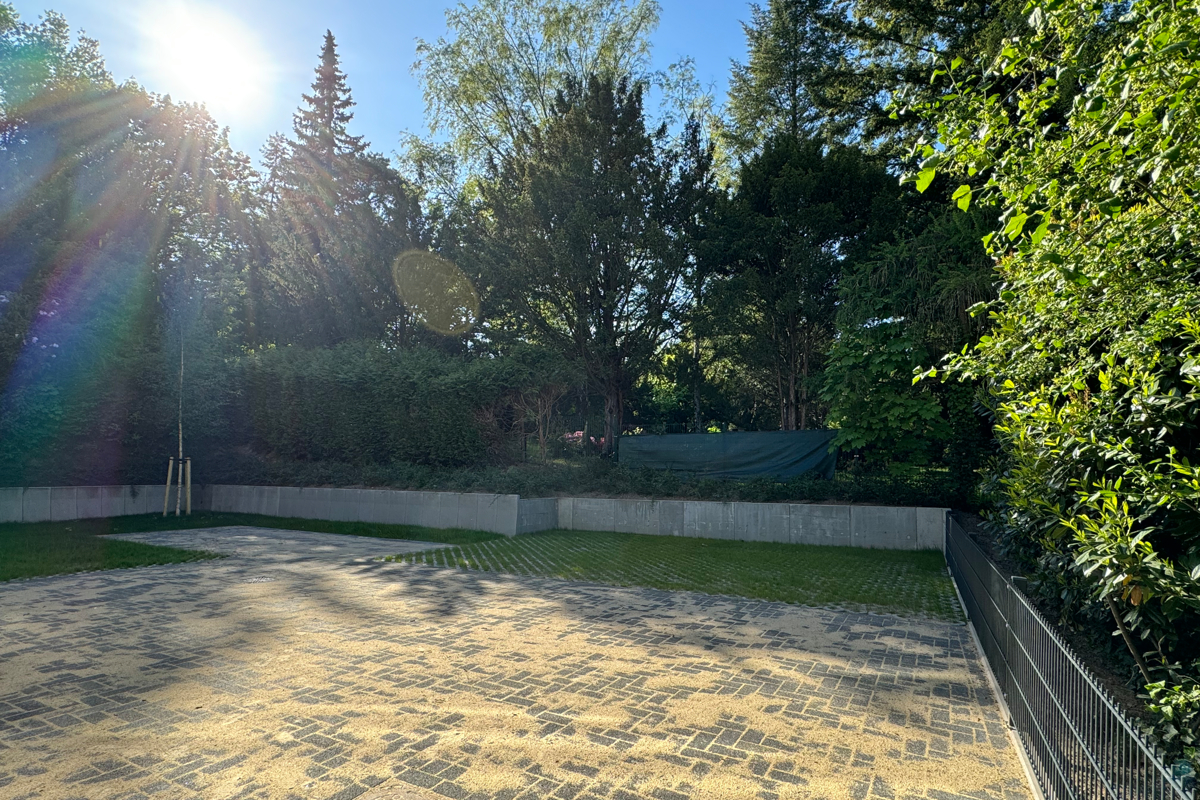 Stellplätze hinter dem Haus