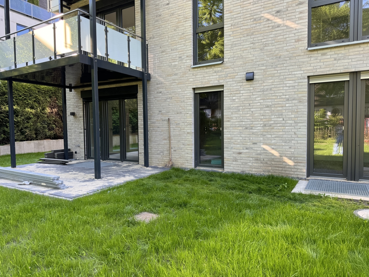 mit überdachter Terrasse