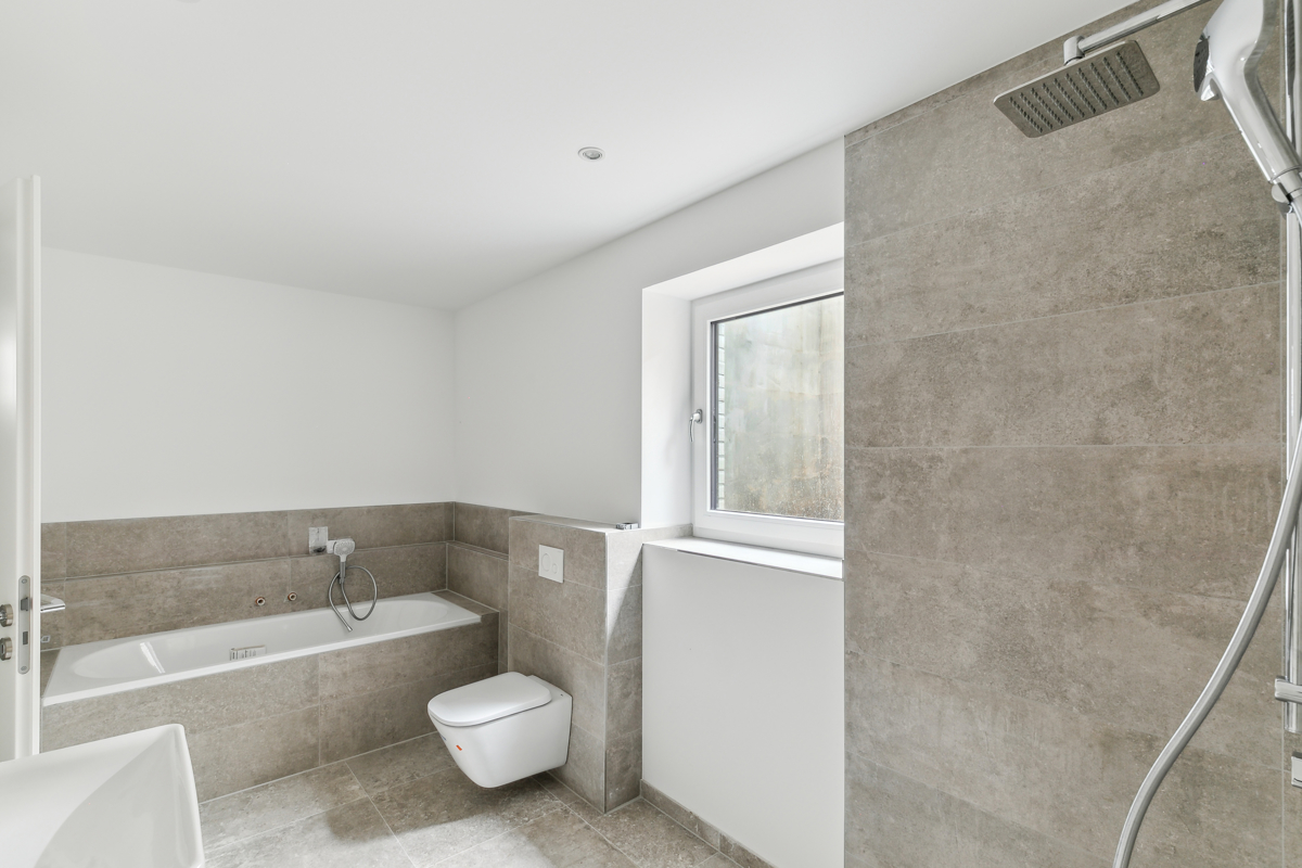 Modernes Vollbad mit Regendusche