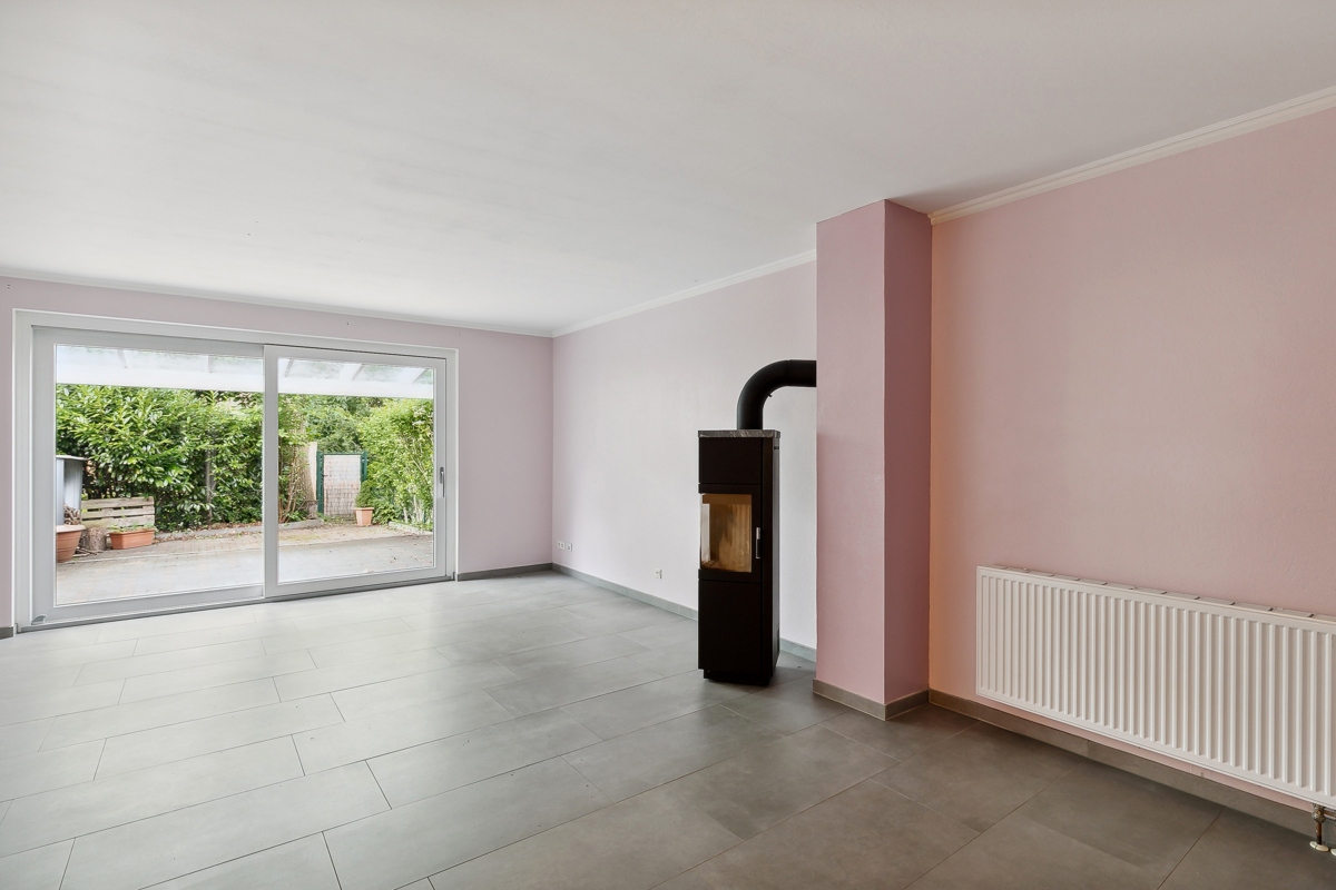 Helles Wohnzimmer mit Kamin