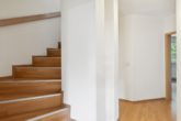 Hamburg - Hausbruch | Gemütliches Mittelreihenhaus mit Erbpacht wartet auf seine neue Familie - Flur mit Treppenaufgang
