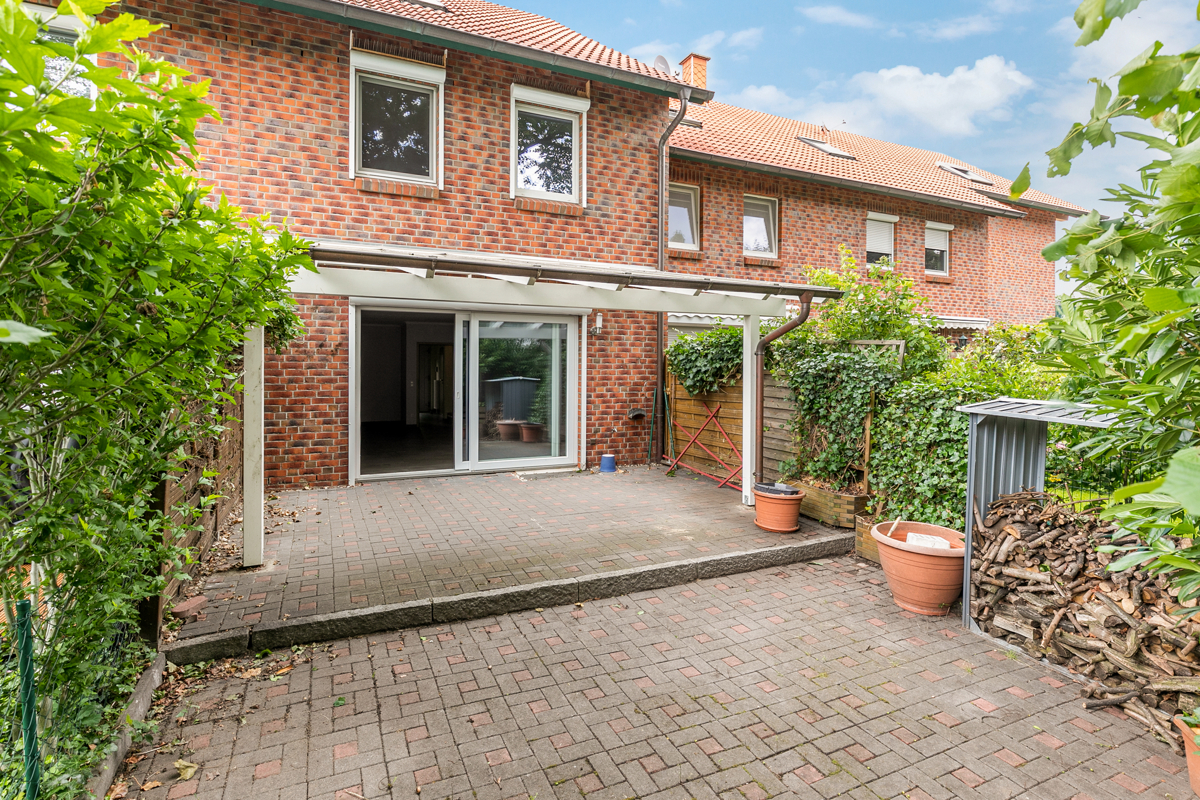 Rückansicht mit Terrasse