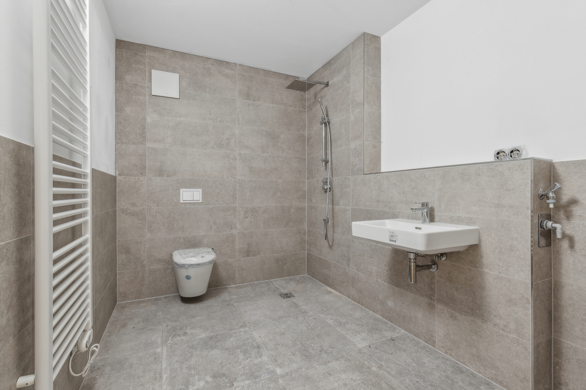 Modernes Duschbad