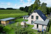 Elmshorn | Familientraum mit luxuriöser Ausstattung in Feldrandlage und Möglichkeit zur Übernahme des Niedrigzins-Darlehens (bis 2050) - Gesamtansicht der Immobilie