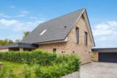 Elmshorn | Familientraum mit luxuriöser Ausstattung in Feldrandlage und Möglichkeit zur Übernahme des Niedrigzins-Darlehens (bis 2050) - Außenansicht
