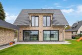 Elmshorn | Familientraum mit luxuriöser Ausstattung in Feldrandlage und Möglichkeit zur Übernahme des Niedrigzins-Darlehens (bis 2050) - Schöne Terrasse